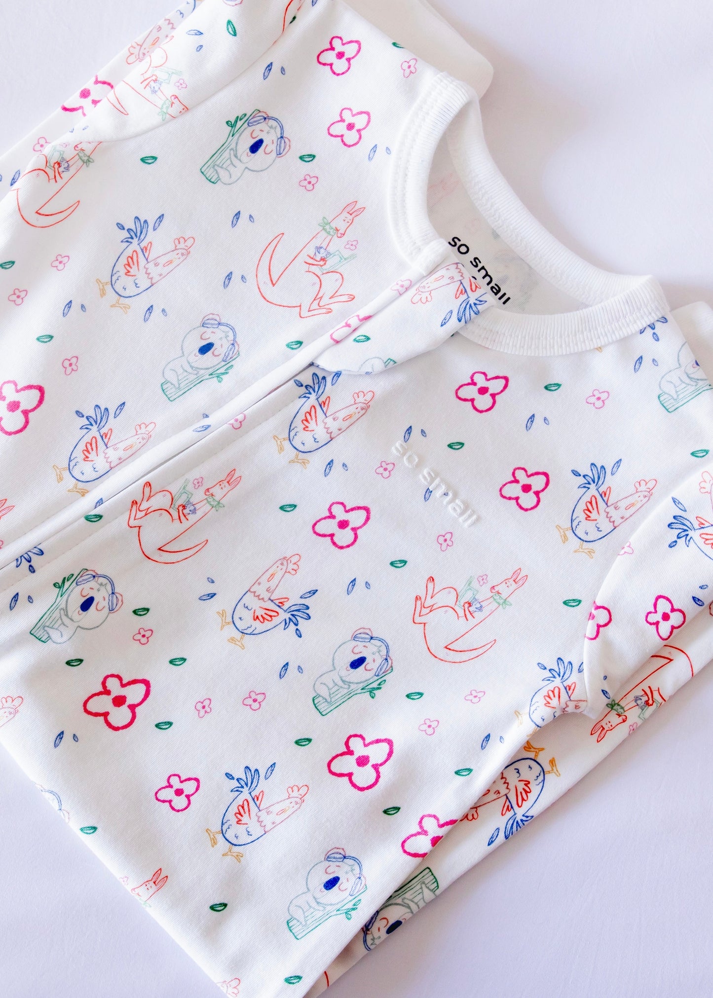 طقم قطعة واحدة بسحاب من القطن العضوي الفاخر- تصميم كوالا وكانجارو