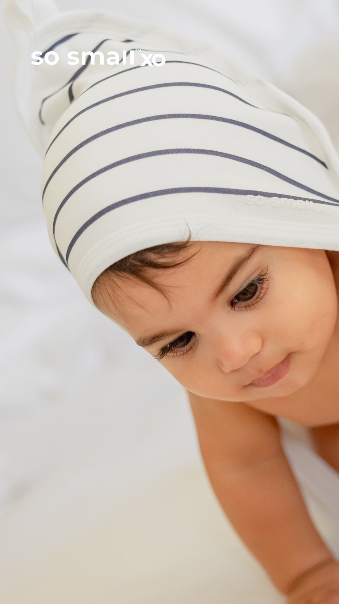 منشفة بغطاء رأس so small xo من القطن المصري الفاخر-  مقلم كحلي عريض