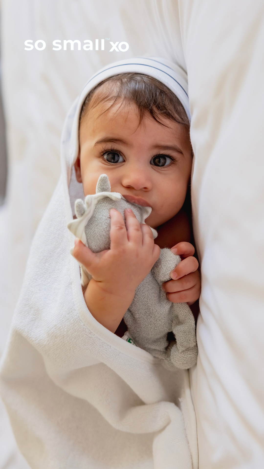 منشفة بغطاء رأس so small xo من القطن المصري الفاخر-  مقلم كحلي عريض