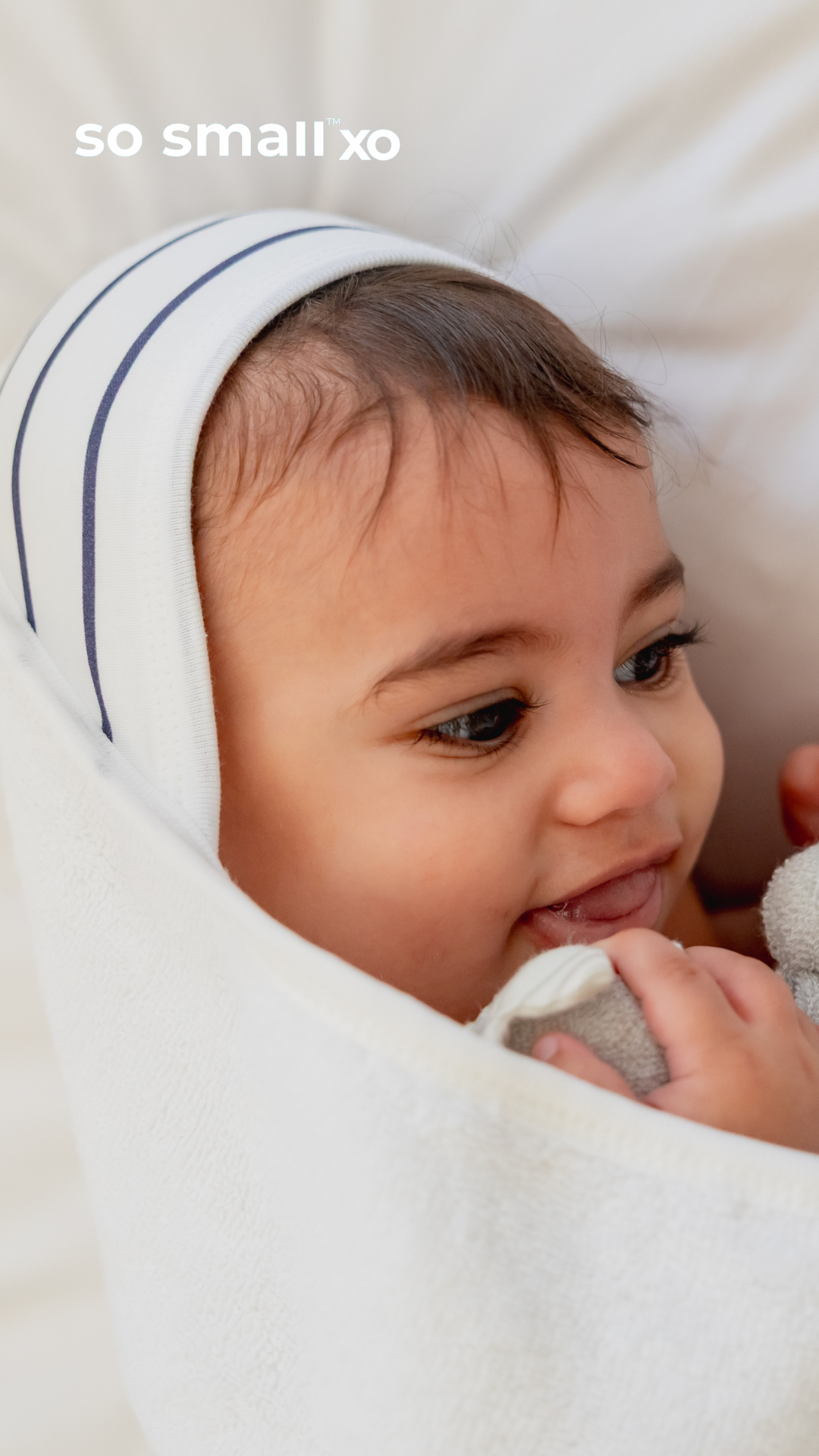 منشفة بغطاء رأس so small xo من القطن المصري الفاخر-  مقلم كحلي عريض